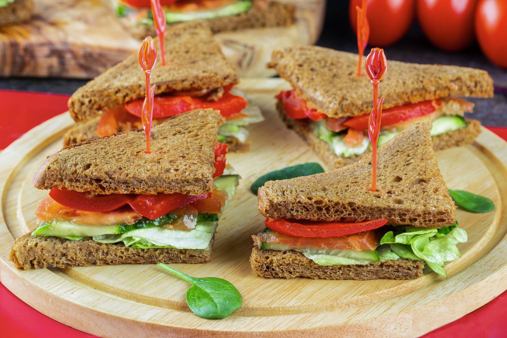 Gegrilltest Steak mit Gemüse auf einem Holzbrett